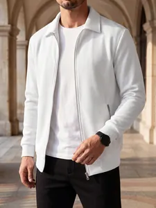 Détail d'une veste blanche pour homme à col à revers et fermeture éclair