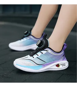 Detalle de zapatillas de running infantiles degradadas en violeta con cierre giratorio