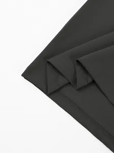 Detail van de zoom en de piqué-stof van een grijs herenpoloshirt met lange mouwen