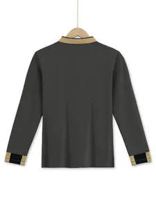 Rückansicht eines lässigen Herren-Langarm-Poloshirts mit kariertem Kragen und Manschetten