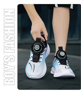Detalle de zapatillas de running transpirables para niños con hebilla giratoria en azul