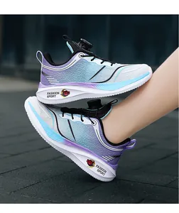 Detalle de zapatillas infantiles con degradado púrpura y cierre de hebilla giratoria.