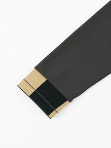 Detailopname van de geribbelde kleurblok manchetten van een heren polo met lange mouwen
