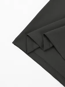 Detailansicht der atmungsaktiven Piqué-Stoffstruktur und der sauberen Nähte des Polo-Shirts.