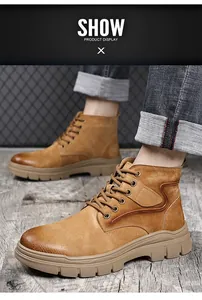 Vue détaillée de bottines Martin en cuir marron pour hommes à lacets