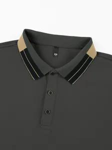 Detail van een grijs heren poloshirt met gestreepte contrasterende kraagafwerking