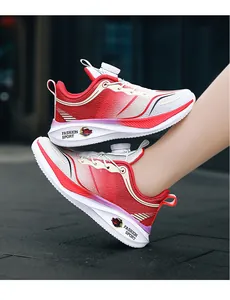 Detalle lateral de zapatillas deportivas rojas y blancas para niños con cierre BOA.