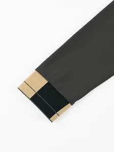 Detailansicht der gestreiften Rippbündchen an einem anthrazitfarbenen Herren-Poloshirt.
