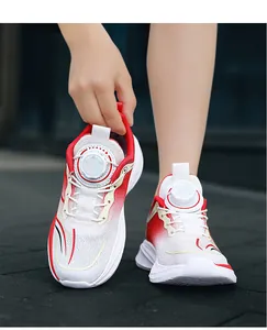 Vista detallada de zapatillas transpirables para niños con cierre de hebilla giratoria