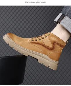Détail d'une botte de travail en cuir marron avec semelle en caoutchouc résistante.