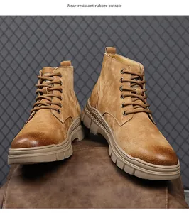 Gros plan détaillé des bottes Martin en daim kaki avec un effet bout vintage ciré