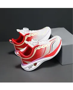 Detalle de zapatillas transpirables para niños con malla degradada en blanco y rojo.