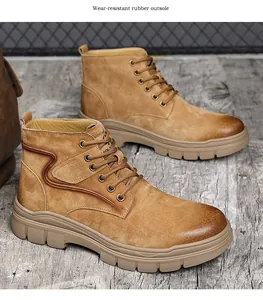 Vue détaillée de bottes de travail en cuir beige avec semelle extérieure en caoutchouc