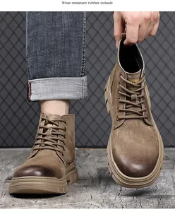 Vue détaillée des bottines Martin marron pour hommes avec semelle en caoutchouc