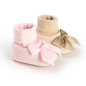 Chaussons souples pour bébé avec nœuds et revers côtelés, ensemble rose et beige