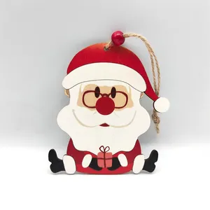 Vista detallada de un simpático colgante de madera de Papá Noel para el árbol
