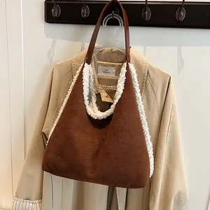 Elegante bruine suède okseltas met witte lamswollen bies voor stijlvolle vrouwen