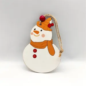 Detalle de un adorno de muñeco de nieve de Navidad de madera pintada con un lazo de cuerda de yute