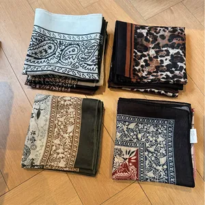 Quatre foulards carrés en coton et lin avec motifs cachemire, léopard et floraux