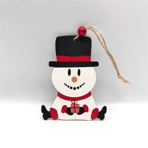 Detalle de un lindo adorno de madera de muñeco de nieve con sombrero de copa y cuerda