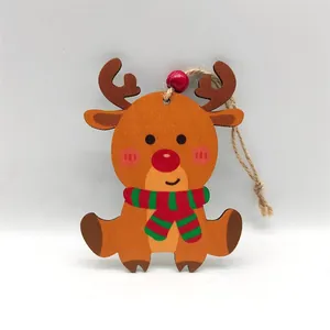 Detalle de adorno navideño de reno de madera con bufanda roja y verde y cordel