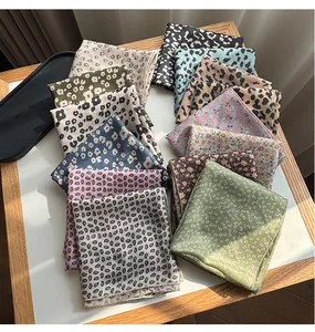 Vue détaillée de divers foulards carrés en coton et lin pour femmes à motifs