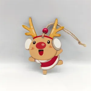 Detallado adorno de madera de reno navideño con cordel rústico para colgar en el árbol