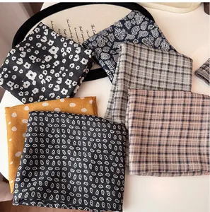 Vue détaillée de foulards carrés en coton et lin de 58 cm aux motifs carreaux et fleurs