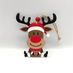 Vista detallada del adorno navideño de madera de reno con gorro rojo y cuerda de yute