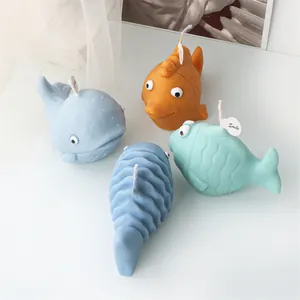 Set di quattro candele a forma di pesce 3D in colori pastello su sfondo bianco.
