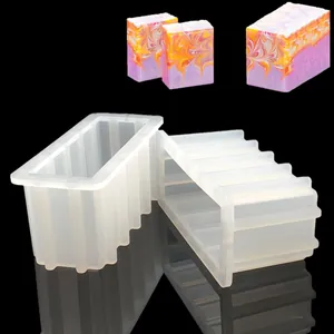Rechteckige Silikon-Seifenform im Detail mit flexibler und langlebiger Textur