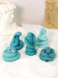 Vista macro dettagliata di varie candele 3D a forma di serpente con trame di squame fini.