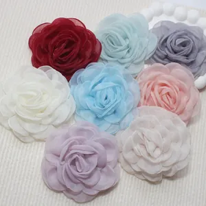 Vista macro de rosas de organza de 8 cm con delicados detalles de bordes quemados en colores