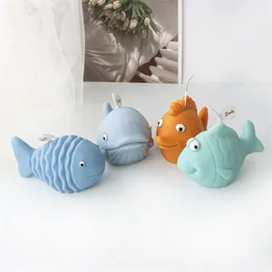 Quattro candele profumate fatte a mano a forma di pesce per la decorazione della casa