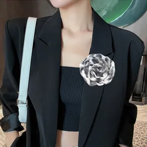 Rosa in tessuto stampa leopardata su blazer nero per accessorio di abbigliamento fai-da-te.