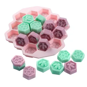 Dettaglio stampo in silicone a nido d'ape a 19 fori con cubetti motivo ape