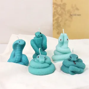 Vista dettagliata di cinque candele 3D a forma di serpente con trama a scaglie realistica