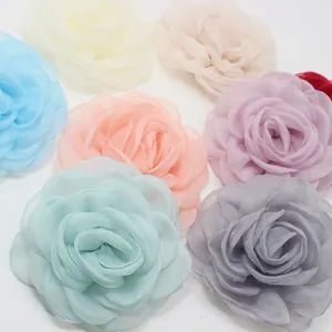 Vista detallada de rosas de organza de 8 cm con bordes quemados en colores pastel.