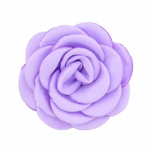 Detailansicht einer 6cm handgefertigten Satin-Rose in Lavendel für Kleidungsstücke