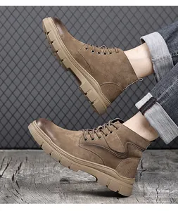 Vue détaillée des bottines Martin en daim marron portées avec un jean en denim