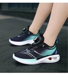Primer plano de zapatillas deportivas infantiles transpirables con cierre rotativo negro y verde