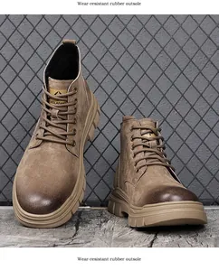 Détail des bottines Martin en daim marron avec semelle en caoutchouc résistante