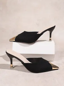 Élégantes mules à talons aiguilles en daim noir avec bouts pointus dorés décoratifs