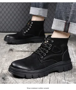 Détail des bottes Martin noires avec une semelle extérieure en caoutchouc résistante