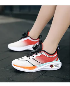 Vista lateral de zapatillas de malla transpirable para niños con hebilla giratoria