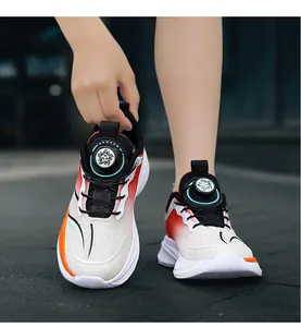 Detalle de zapatillas infantiles transpirables con sistema de cierre de hebilla giratoria rápida.
