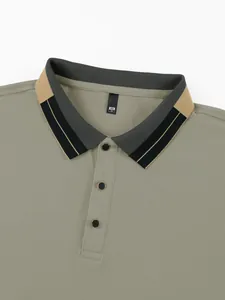Close-up van de kraag van een casual poloshirt voor heren met gestreepte details