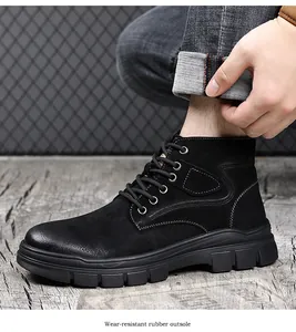 Gros plan sur des bottes Martin noires pour hommes avec semelle résistante