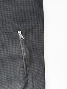 Vue macro de la poche zippée en métal sur le cardigan gris anthracite pour homme