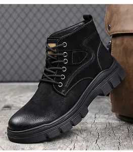 Gros plan de bottines Martin noires avec semelle crantée robuste et coutures blanches.